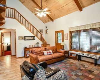 Cozy Cabin Nestled in the Heart of Oak Creek, minutes from trails - Sedona - Living room