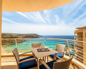 Radisson Blu Golden Sands Resort & Spa, Golden Bay - Mellieha - מרפסת