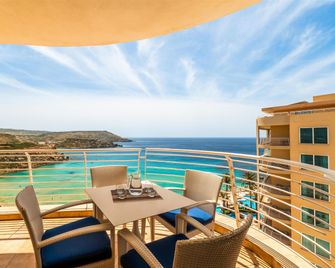 Radisson Blu Golden Sands Resort & Spa, Golden Bay - Mellieha - מרפסת