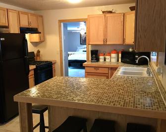 Open All Year Ausable River Access Newly Remodeled! - Roscommon - Kitchen