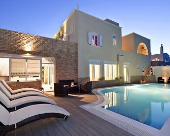 Gianna Suites - פירה - בריכה