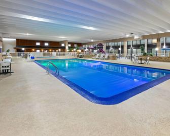 Ramada by Wyndham Grayling Hotel & Conference Center - Grayling - Bazén