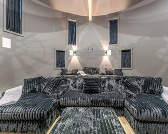 New barndominium with a theater room, AC, large gourmet kitchen with views - Lava Hot Springs - Living room
