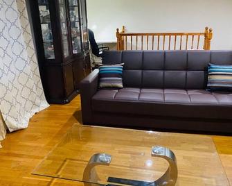 Quick rides to JFK, train station, malls & casino. - ניו יורק - סלון