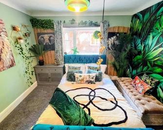 The Boutique Large Themed Hideaway Retreat - Canterbury - Schlafzimmer