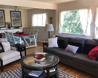 Escape to Tranquility: Your Private Oasis Awaits - Carmel-by-the-Sea - Living room