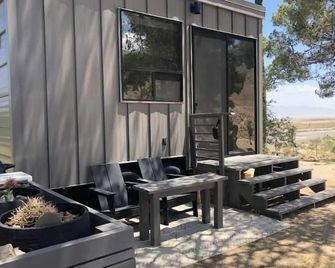 'Tiny' Home W/ Expansive Views Of The Sierras Now W/ Wifi! - Lone Pine - Innenhof