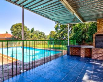 Grace Guesthouse And Tour, Your Home In South Africa And Southern Africa. - Kempton Park - Pool