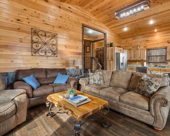 Elegant Cozy Cabin, Jetted 2 person tub, fireplace, king master, canoeing, WIFI - Marble Falls - Living room