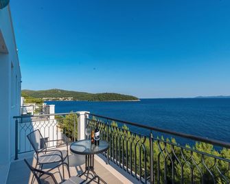 5 bedroom lovely home in Smokvica - Smokvica - Balcón