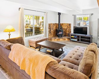 White Pass Wonder - Hot Tub, Wifi, Wood Stove - Packwood - Sala de estar