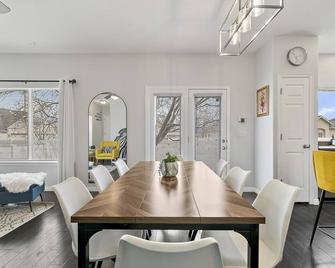 Stylish & Family Friendly W/Fenced Yard, Garage, Game Room, Bbq, Near Eats & Fun - South Jordan - Dining room