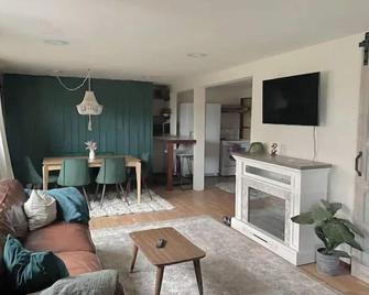 Large, walkable, two bedroom, ground floor apartment - Petersburg - Living room