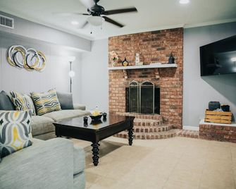 Home Away from Home! Located in Central Westlake! - Westlake - Living room