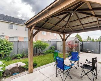 Modern 2 Br Apt - Free Parking Wifi Laundry Workstation - Brampton - Patio