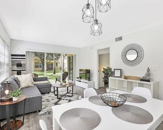 This apartment is a 2 bedroom(s), 2 bathrooms, located in Boca Raton, FL. - Coral Springs - Dining room