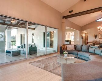 Spectacular Fountain Hills 5 Bdrm w/Pool and Views - Fountain Hills - Living room
