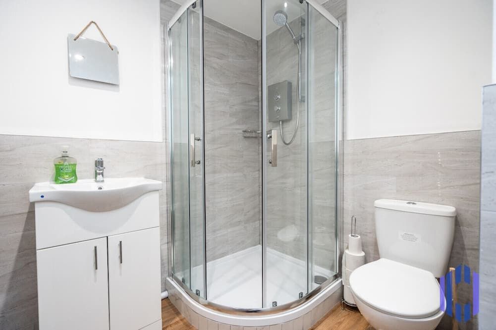 Scandi Loft Style Apartment - Sleeps 6 - near Manchester Airport - Manchester - Bathroom
