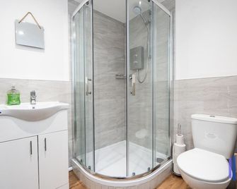 Scandi Loft Style Apartment - Sleeps 6 - near Manchester Airport - Manchester - Bathroom