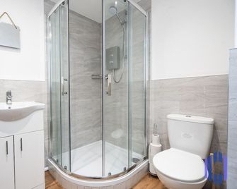 Scandi Loft Style Apartment - Sleeps 6 - near Manchester Airport - Manchester - Bathroom