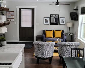 Beth's Place II - On The River - Hot Tub & New Pickleball Court! You'll love it! - Potsdam - Living room