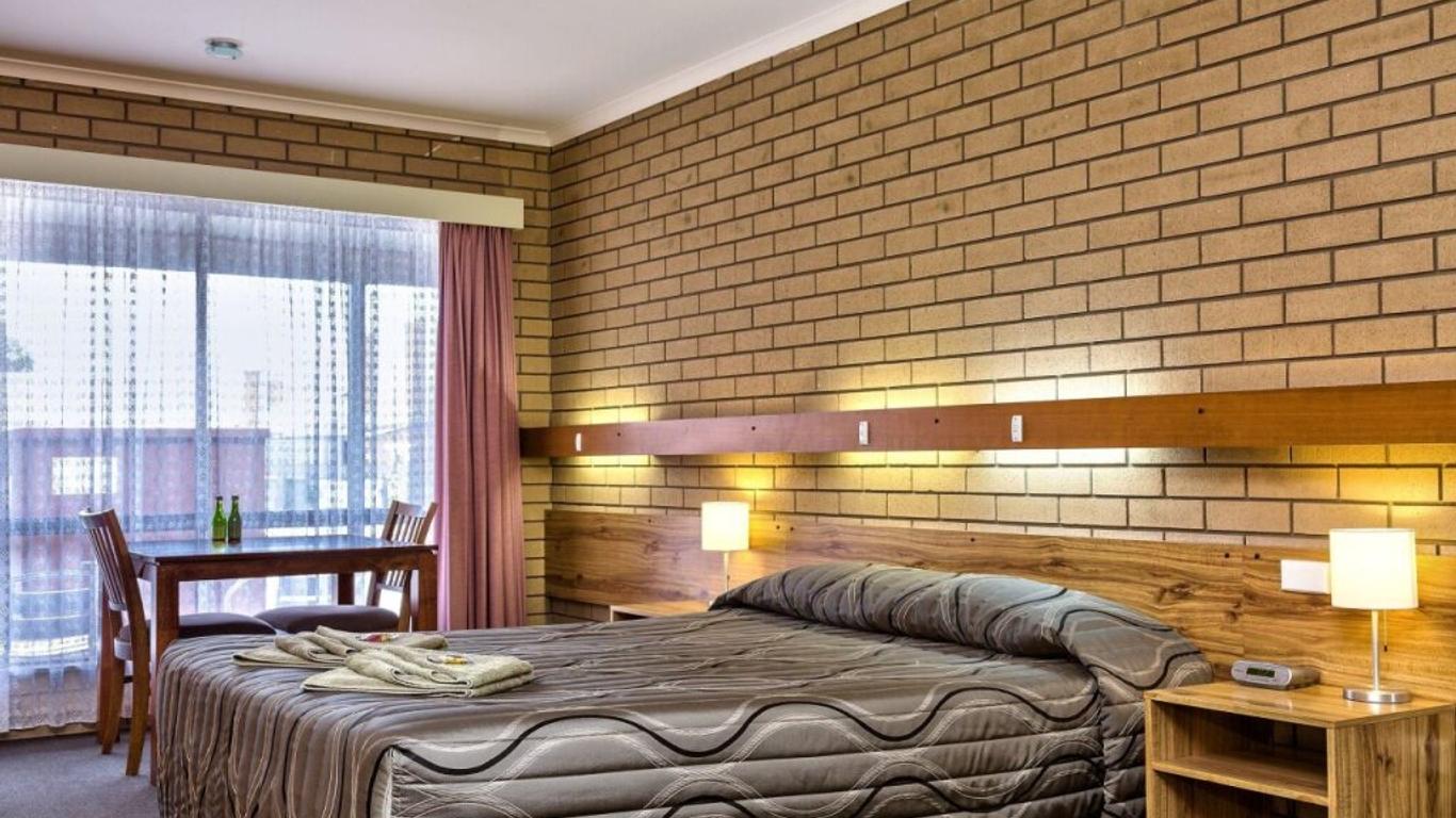 Holbrook Town Centre Motor Inn