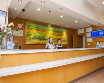 7 Days Inn Zhengzhou Zijingshan Branch - Zhengzhou - Front desk
