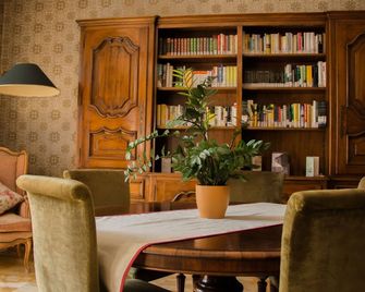 โลกานดา เดย บูโอนี เอ คัตติวี - กายารี่ - เลานจ์