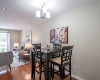 Luxury Top Floor 2 Bedroom Condo - Abbotsford - Dining room