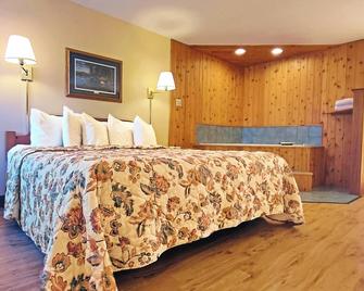 Holiday Acres Resort - Rhinelander - Bedroom