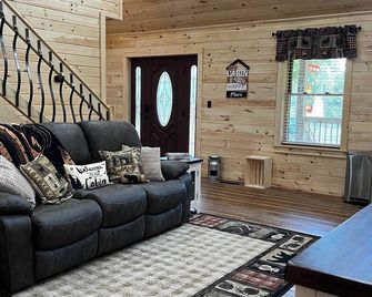 Lured Away at Lester's Lake Cabins - White Pine - Living room