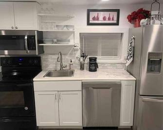 Lake View Cottage - Kenmore - Kitchen