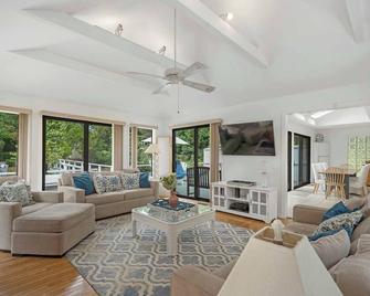 Southampton Retreat: Heated Pool, Hot Tub, Near Beach - Southampton - Living room