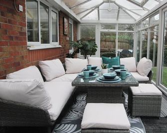 4 Bedroom House Near Manchester Airport, Wythenshawe Hospital and Trafford Centre - Rostherne - Patio