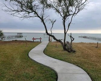 Shangri-La Fish Camp & Private Pier - Riviera