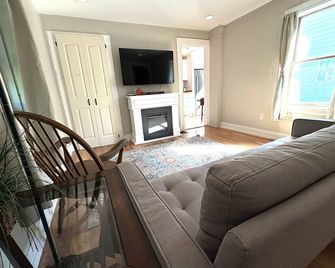Charming Country-Chic 1BR in Greenfield – King Bed, Rain Shower, Near Berkshires - Greenfield - Living room