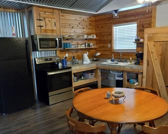 Country Living with Kyle Field 30 minutes away - Somerville - Cocina