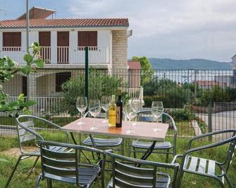 Apartments Ciovo - Okrug Gornji - Innenhof
