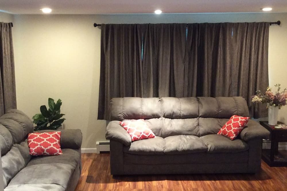 Beautiful, Midtown location, near bike trail and has 2 living rooms - Anchorage - Sala de estar