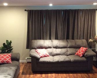 Beautiful, Midtown location, near bike trail and has 2 living rooms - Anchorage - Sala de estar