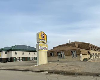 Circle 6 Motel - Weyburn - Gebouw