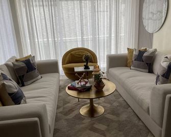 Yas Stunning Luxury Apartment La Esperilla Private Pool 2bdr Rooftoop Pool Gym - Santo Domingo - Sala de estar