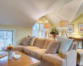 Rustic-Chic Farmhouse w/ Firepit, Close to Windham Ski & Catskills Adventures! - Prattsville - Living room