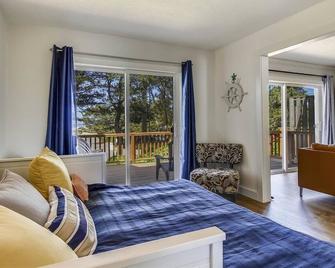 Sandcastle Inn #601 - Downtown Apartment! - Cannon Beach - Bedroom