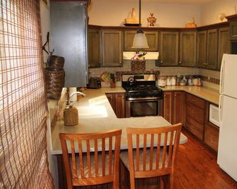 Cozy 2-bedroom bungalow in Historic Lower Town Paducah with AC, WiFi - Paducah - Kitchen