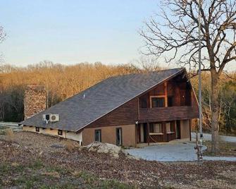 The ultimate fishing retreat, situated between Truman Lake and the Osage River - Warsaw - Edificio