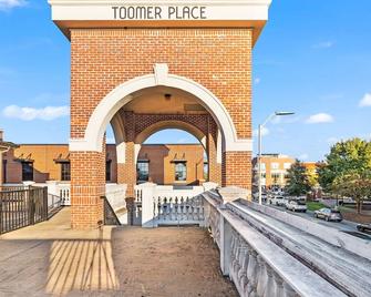 High End Custom Penthouse In The Center Of Downtown Auburn! - Auburn - Balcony