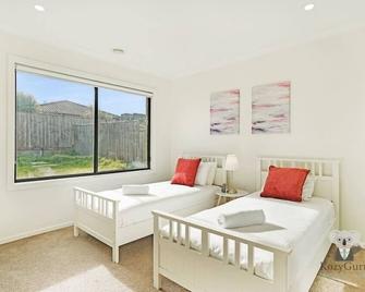 Kozyguru Greenvale Vic Roomy Charming 7 Bed House + Free Parking Vgr021 - Greenvale - Bedroom