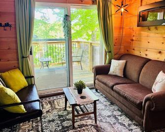 Lazy Maple Cabin on Charleston Lake - Lansdowne - Living room