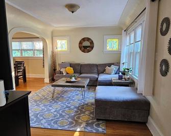 City Bungalow Charmer in the heart of Tosa - Wauwatosa - Living room